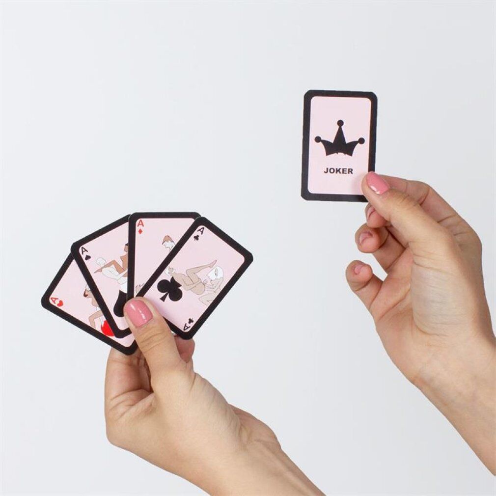 Vier Spielkarten mit Illustrationen und eine Jokerkarte werden von Händen gehalten.