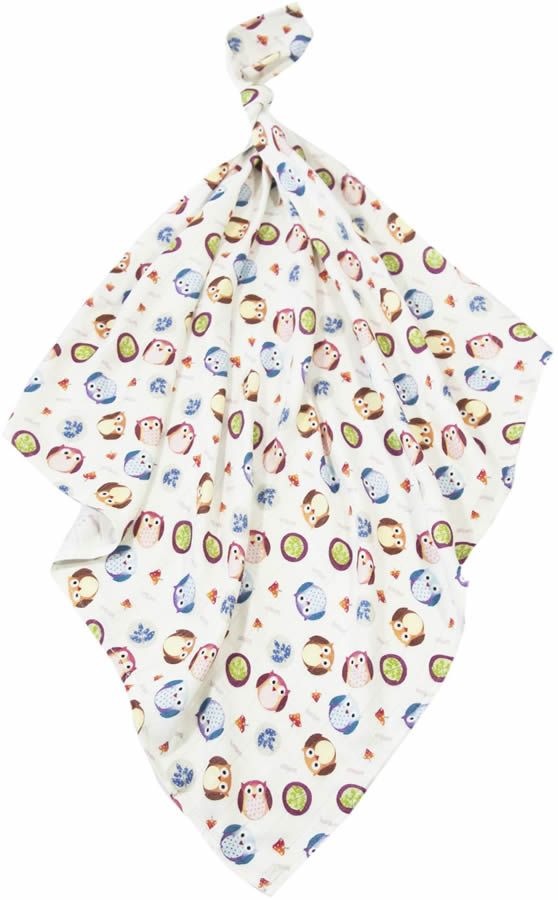 Weißes Mulltuch mit Eulenmuster. Das Tuch ist geknotet. Auf dem Tuch sind Eulen, Blätter und Kreise in verschiedenen Farben abgebildet.