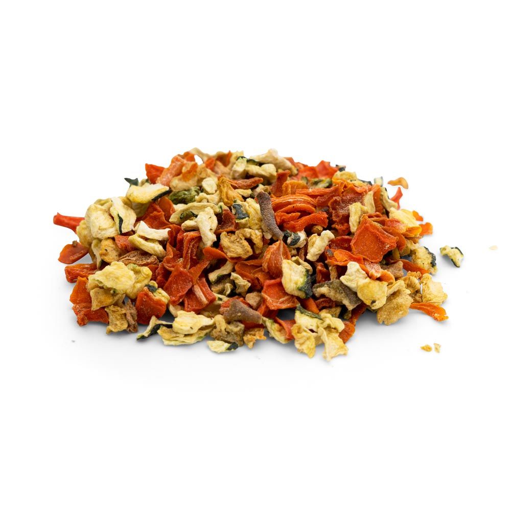 Haufen aus getrockneten Gemüse- und Fleischstücken. Farben: rot, gelb, grün und braun. Unterschiedliche Formen und Größen.
