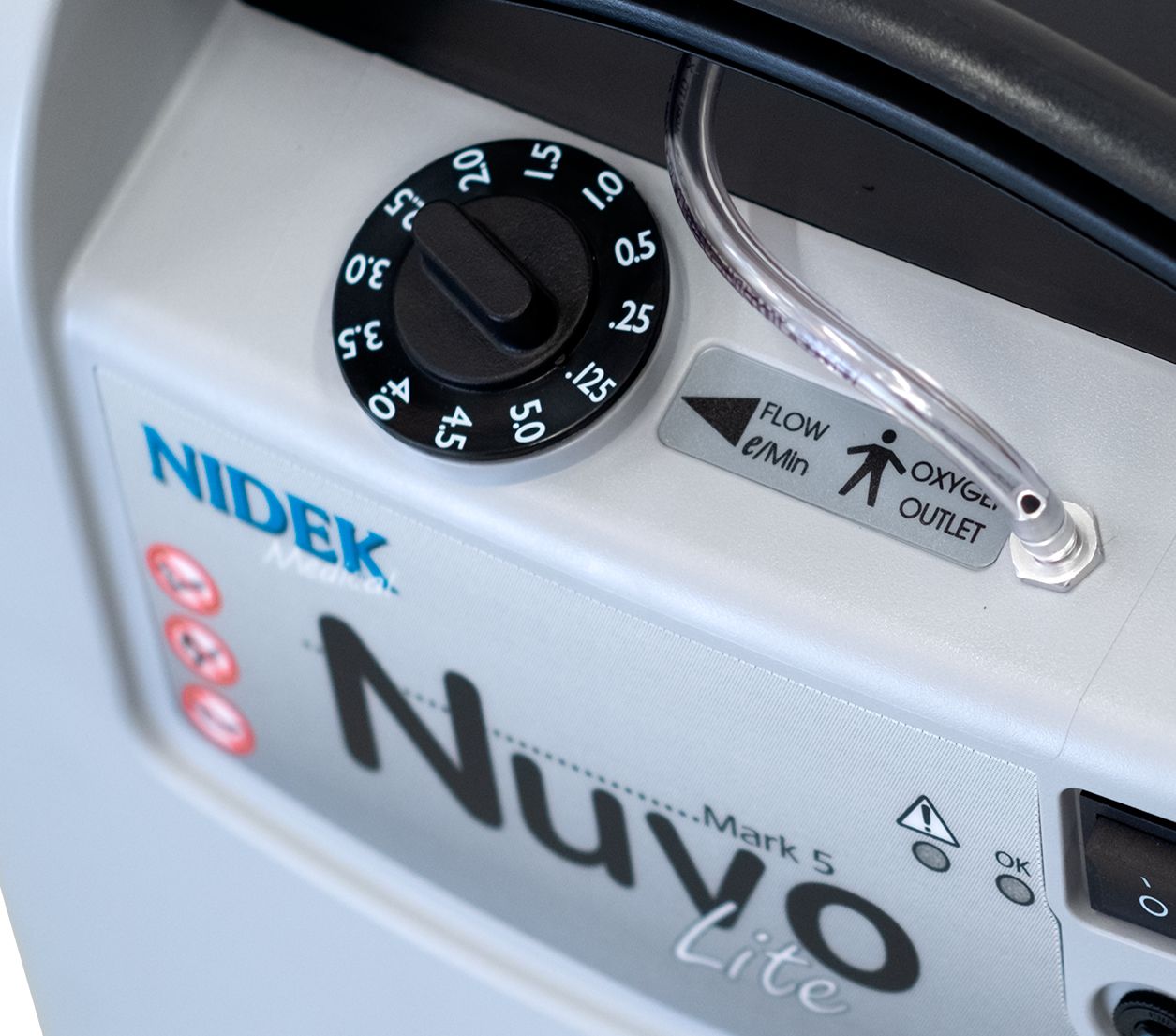 Detailansicht des Nidek Nuvo Lite mit Drehknopf für Flussrate und Sauerstoffauslass.