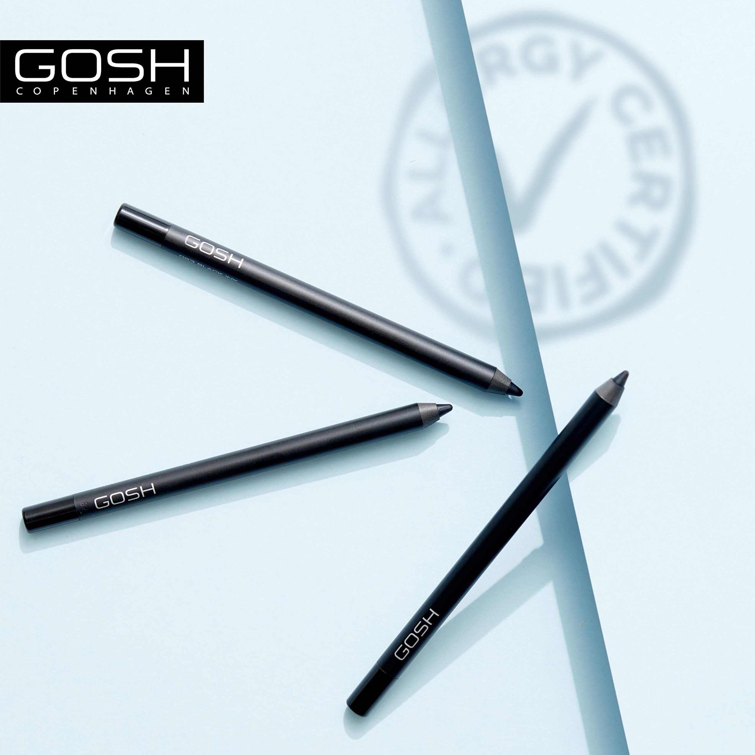 Drei Gosh Velvet Touch Eyeliner auf blauem Hintergrund. Logo Gosh. Allergie-Zertifizierung.