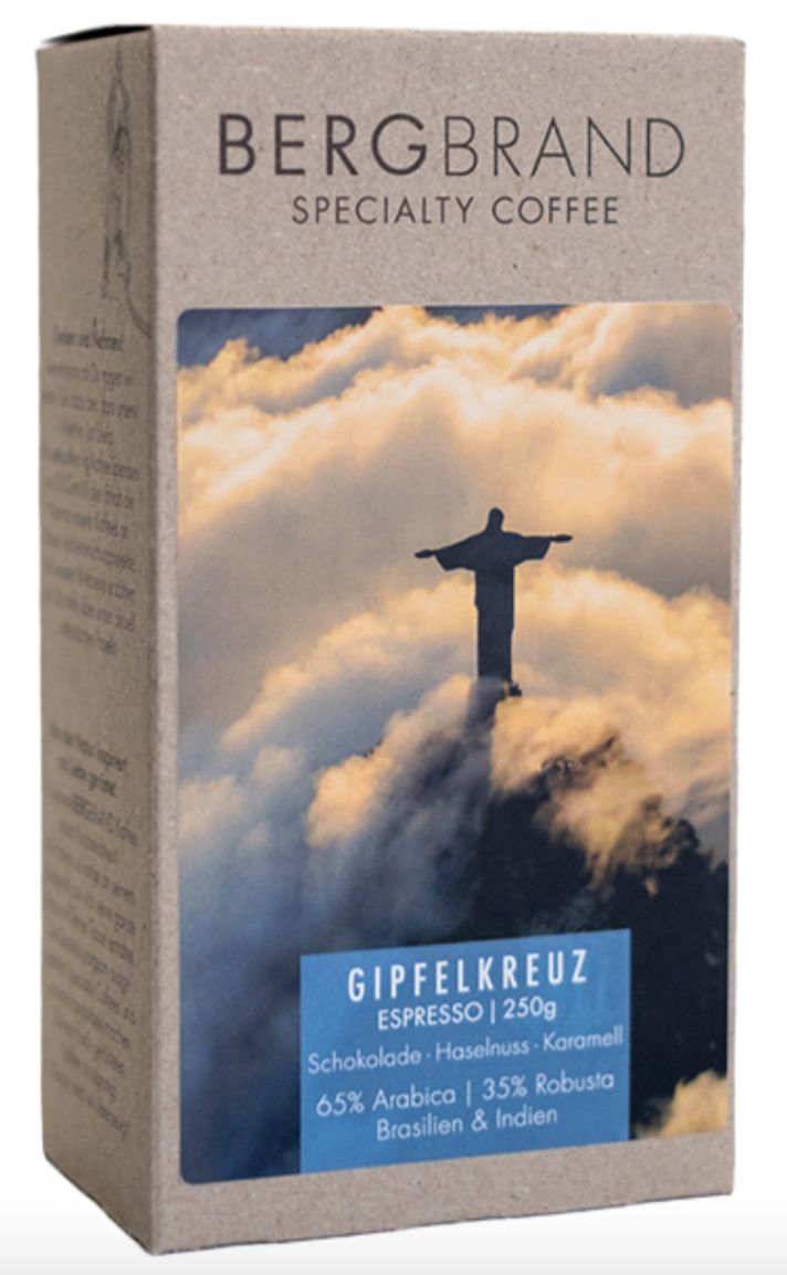 Kaffeepackung mit dem Logo BERGBRAND und dem Schriftzug Gipfelkreuz. Auf der Packung ist ein Bild.