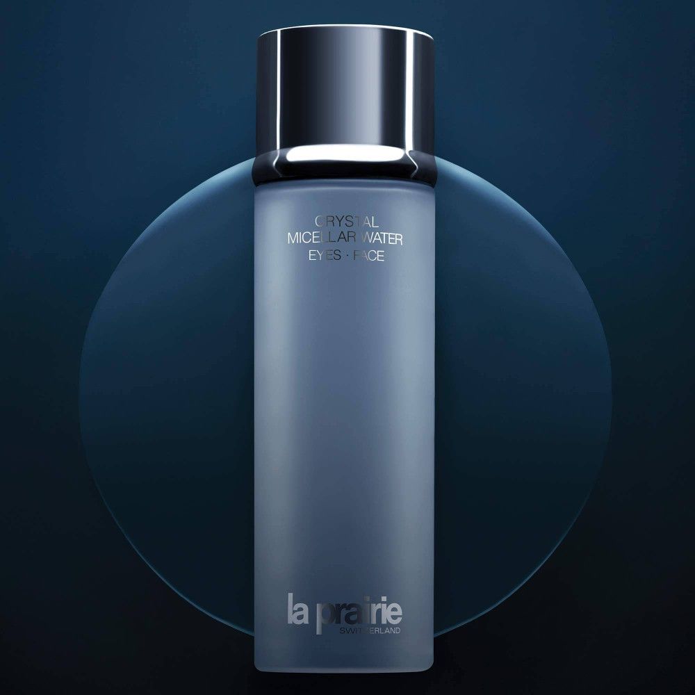 Zylindrische Flasche mit silbernem Deckel. Aufschrift: Crystal Micellar Water, Eyes Face. Marke: la prairie.