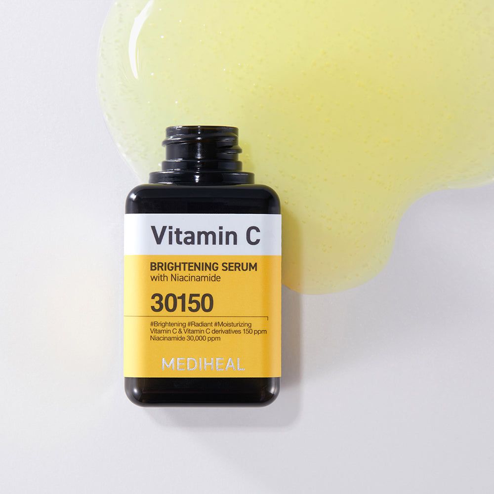 Serumflasche mit schwarzem Deckel. Gelbes Etikett mit Text: Vitamin C, 30150. Gelbe Serumspur.