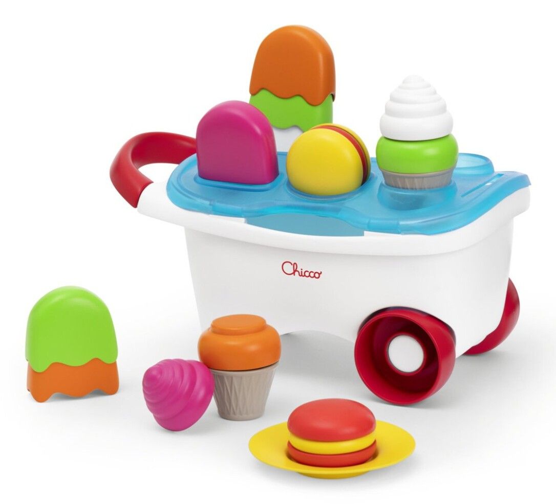 Weißer Spielzeug-Eiswagen mit rotem Griff und Rädern. Enthält farbige Eis- und Macaron-Formen. Das Logo "Chicco" ist sichtbar.