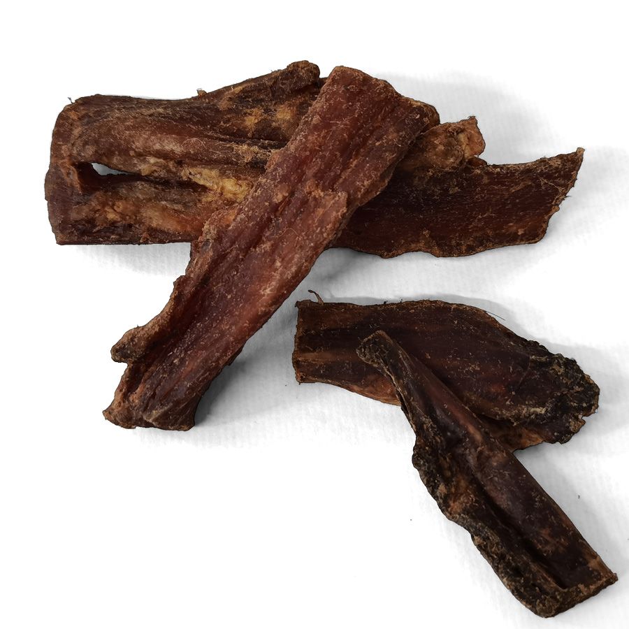 Mehrere braune, längliche Kausnacks auf weißem Hintergrund. Einige Stücke sind leicht gebogen.