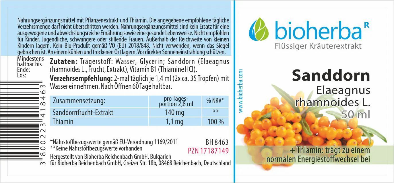 Etikett mit Produktname, Logo und Inhaltsangaben. Sanddorn-Abbildung. Text in deutscher Sprache. Flasche im Hintergrund.