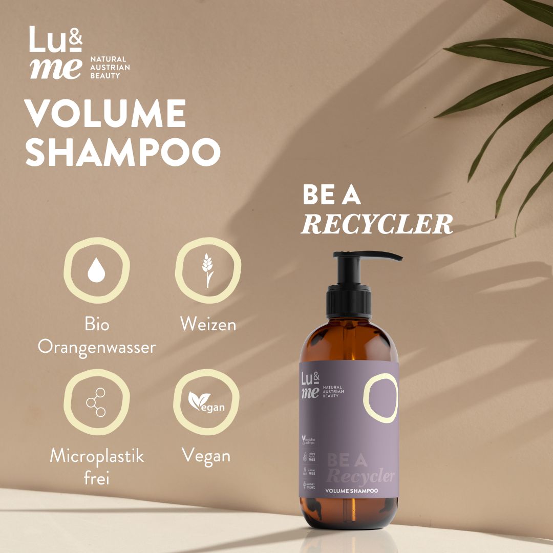 Braune Flasche mit schwarzem Pumpverschluss. Aufkleber mit Produktinformationen. Text: Volume Shampoo, Be a Recycler.