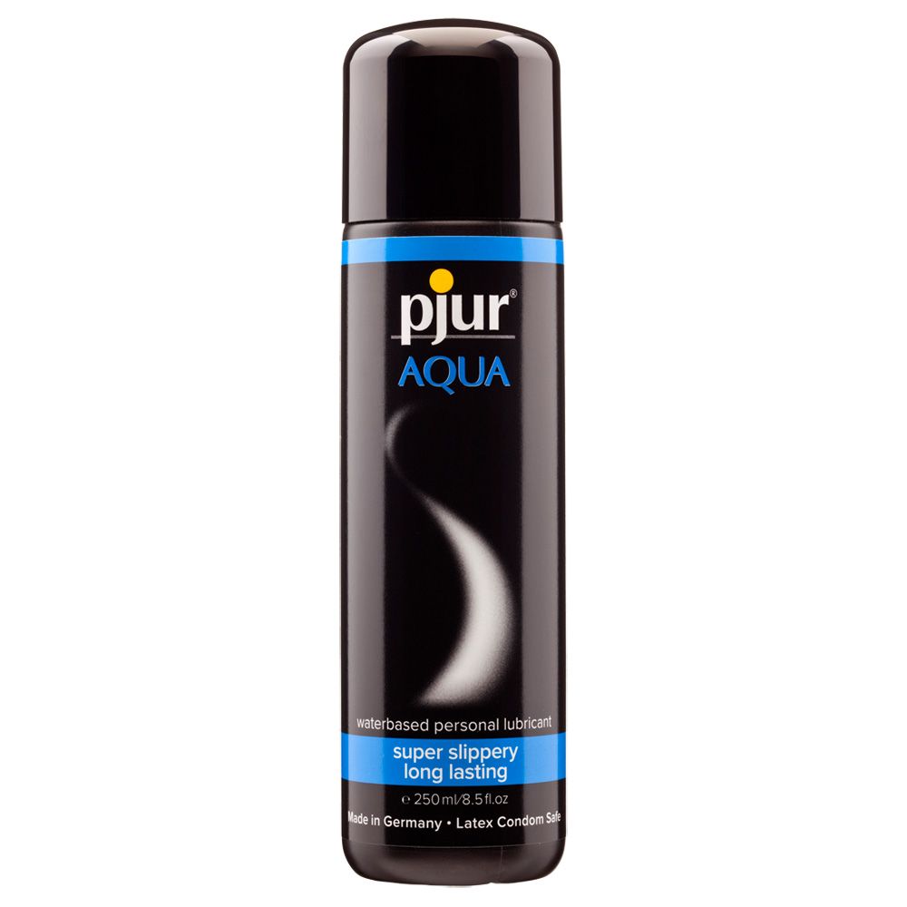 Schwarze Flasche mit blauem Streifen. Aufschrift: pjur AQUA. Text: super slippery long lasting. 250ml.
