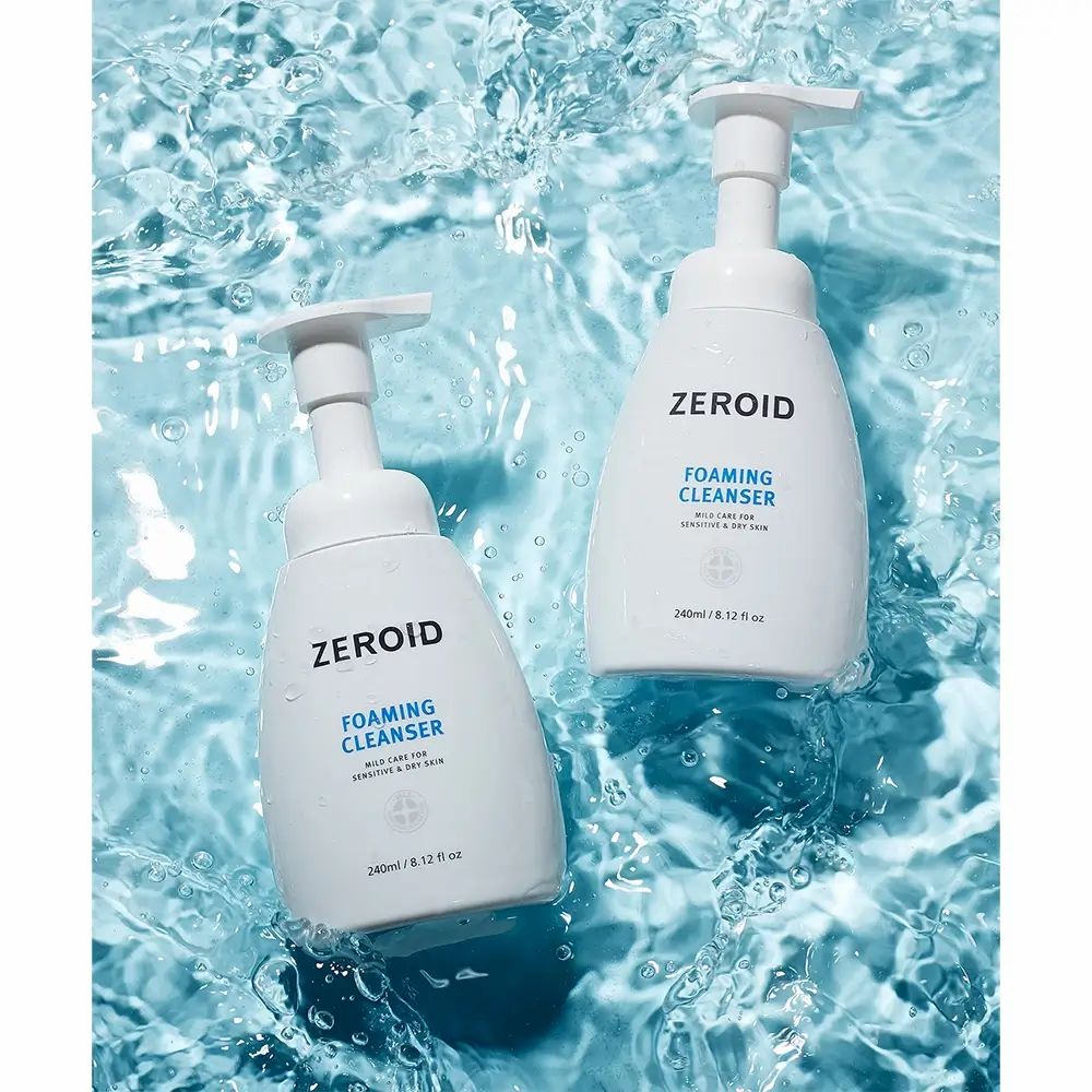 Zwei weiße ZEROID Schaumreiniger-Flaschen im Wasser. Text: FOAMING CLEANSER, mild care for sensitive & dry skin. 240ml/8.12 fl oz.