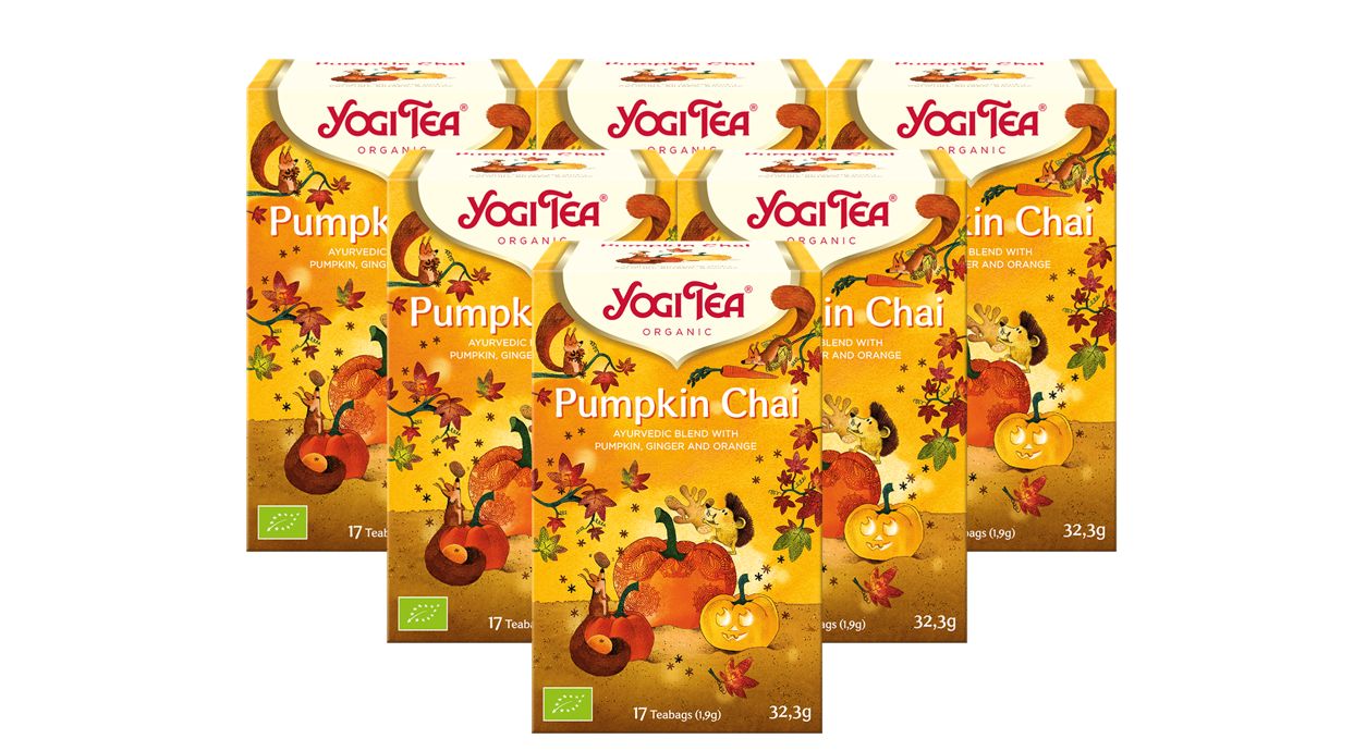 Mehrere Packungen YOGI TEA Pumpkin Chai Bio Gewürztee. Aufdruck mit Kürbis-Motiv und Schriftzug.