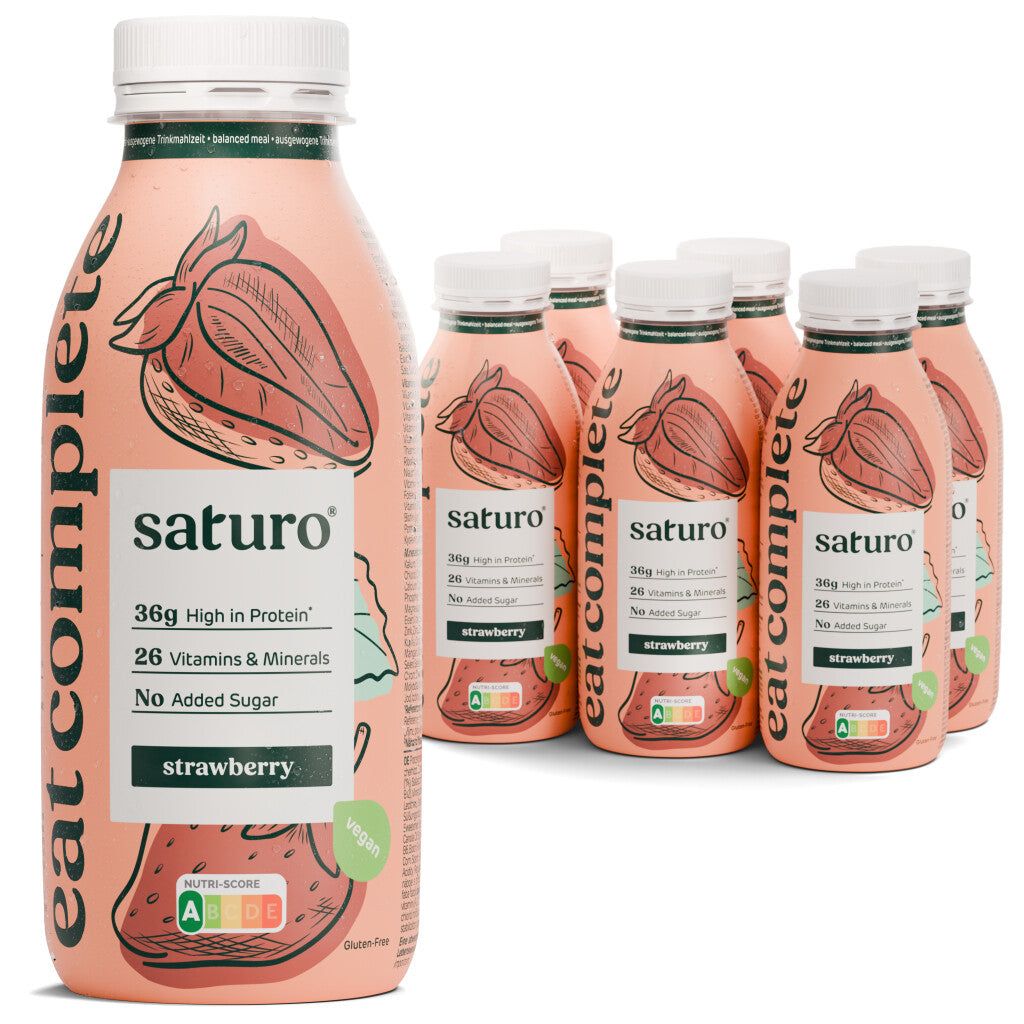 Mehrere rosa Flaschen mit weißem Deckel. Aufschrift: Saturo Eat Complete Erdbeere. Text: 36g High in Protein, 26 Vitamins & Minerals, No Added Sugar. A-B-C-D-E-Bewertung.