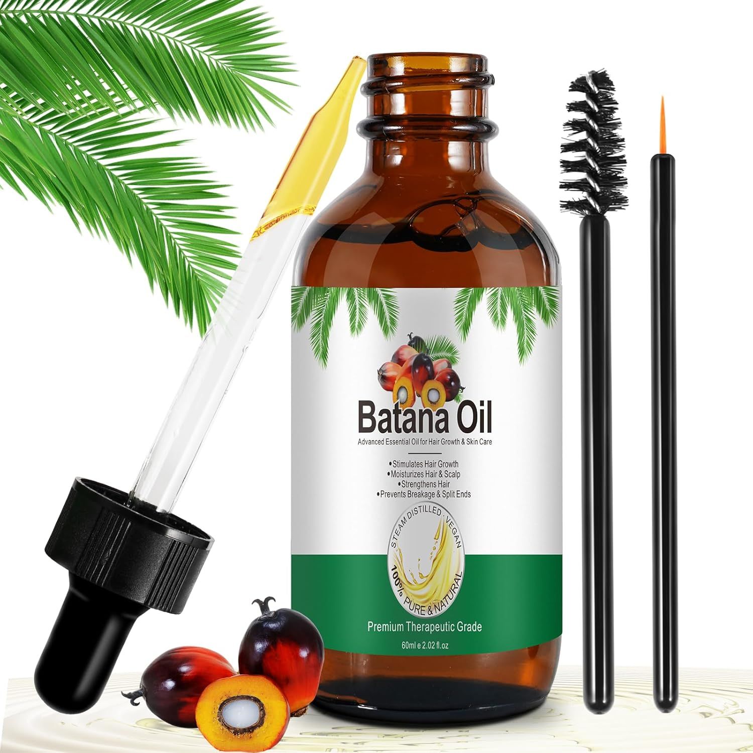 Braune Glasflasche mit Pipette, Batana Oil-Etikett, zwei Applikatoren und Palmfarn. Öl und Früchte daneben.