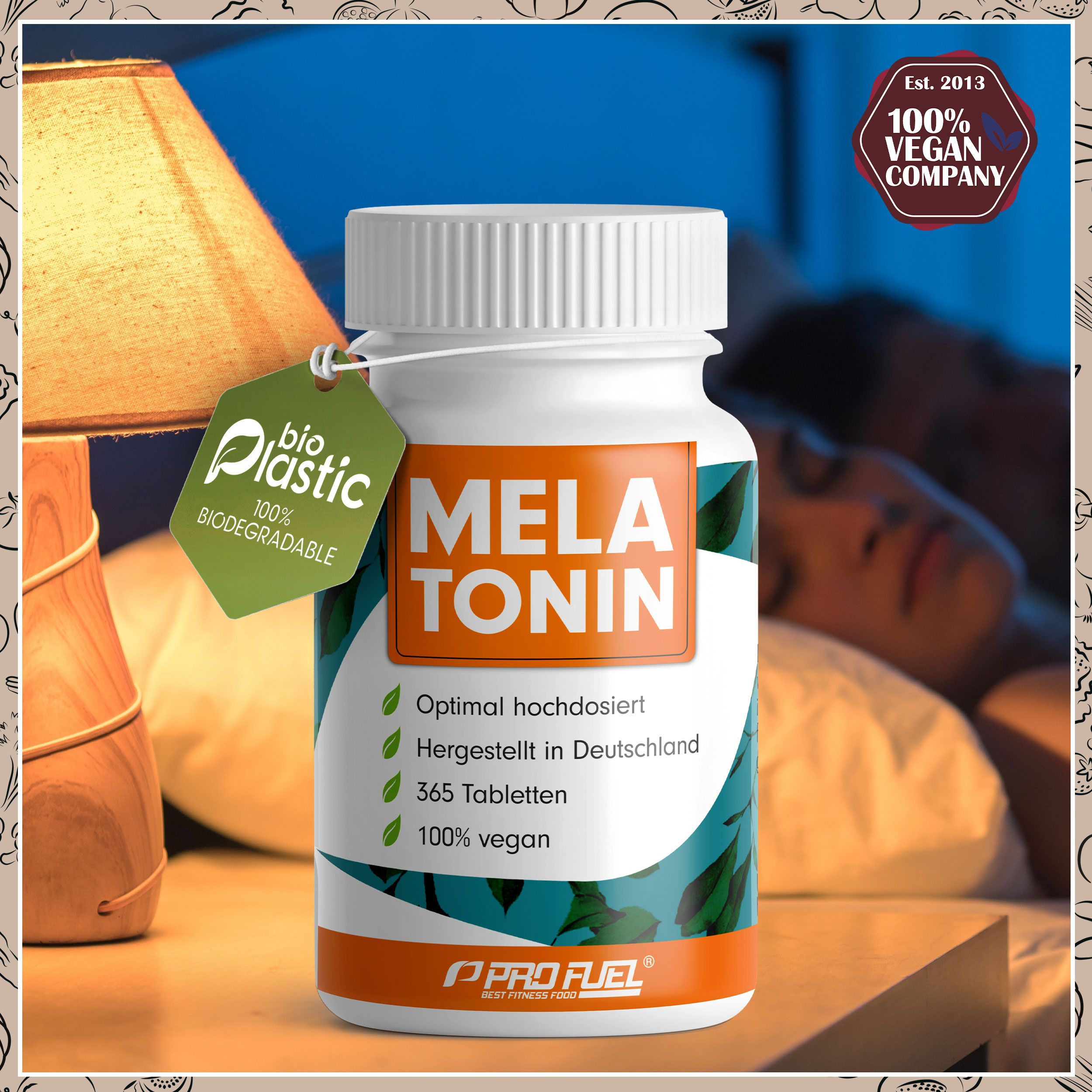 Weiße Flasche Melatonin-Tabletten. Aufschrift: Melatonin, 365 Tabletten, vegan. Bio-Plastik-Siegel. Person schläft im Hintergrund.