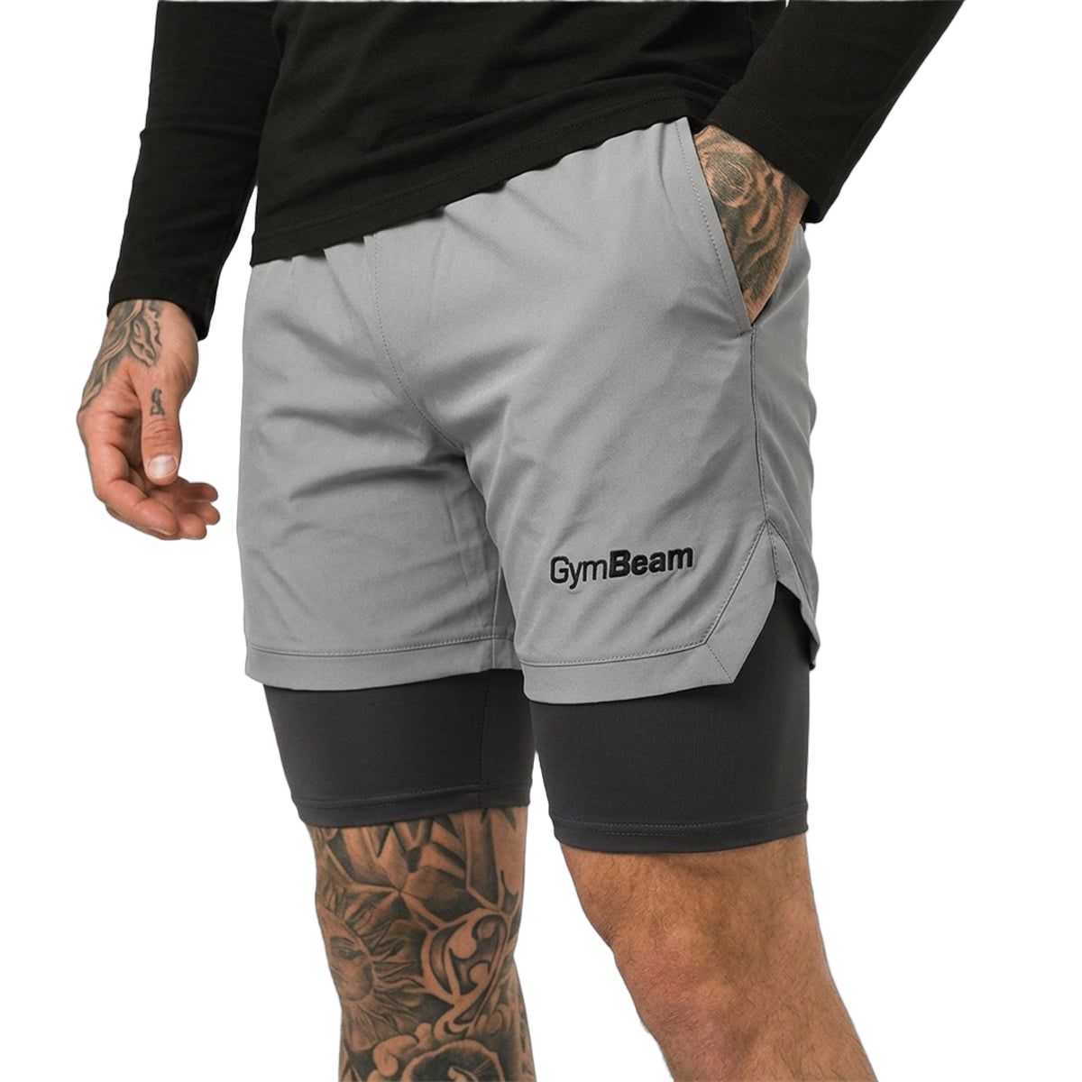 Graue 2-in-1-Herrenshorts mit schwarzem Innenfutter, seitlichen Taschen und GymBeam-Logo.