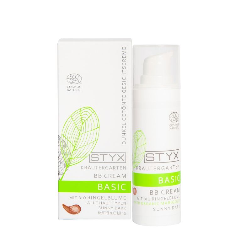 Weiße Flasche und Karton mit STYX BB Cream. Aufschrift: BASIC, Sunny Dark. Mit Bio Ringelblume. COSMOS NATURAL Zertifizierung.