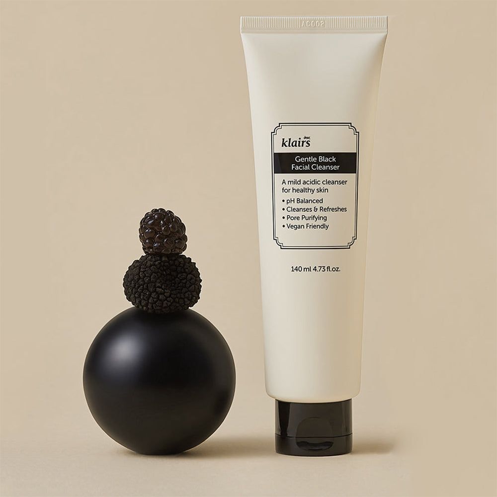 Tube mit schwarzem Verschluss und Dekoration. Aufschrift: Gentle Black Facial Cleanser. Vegan.