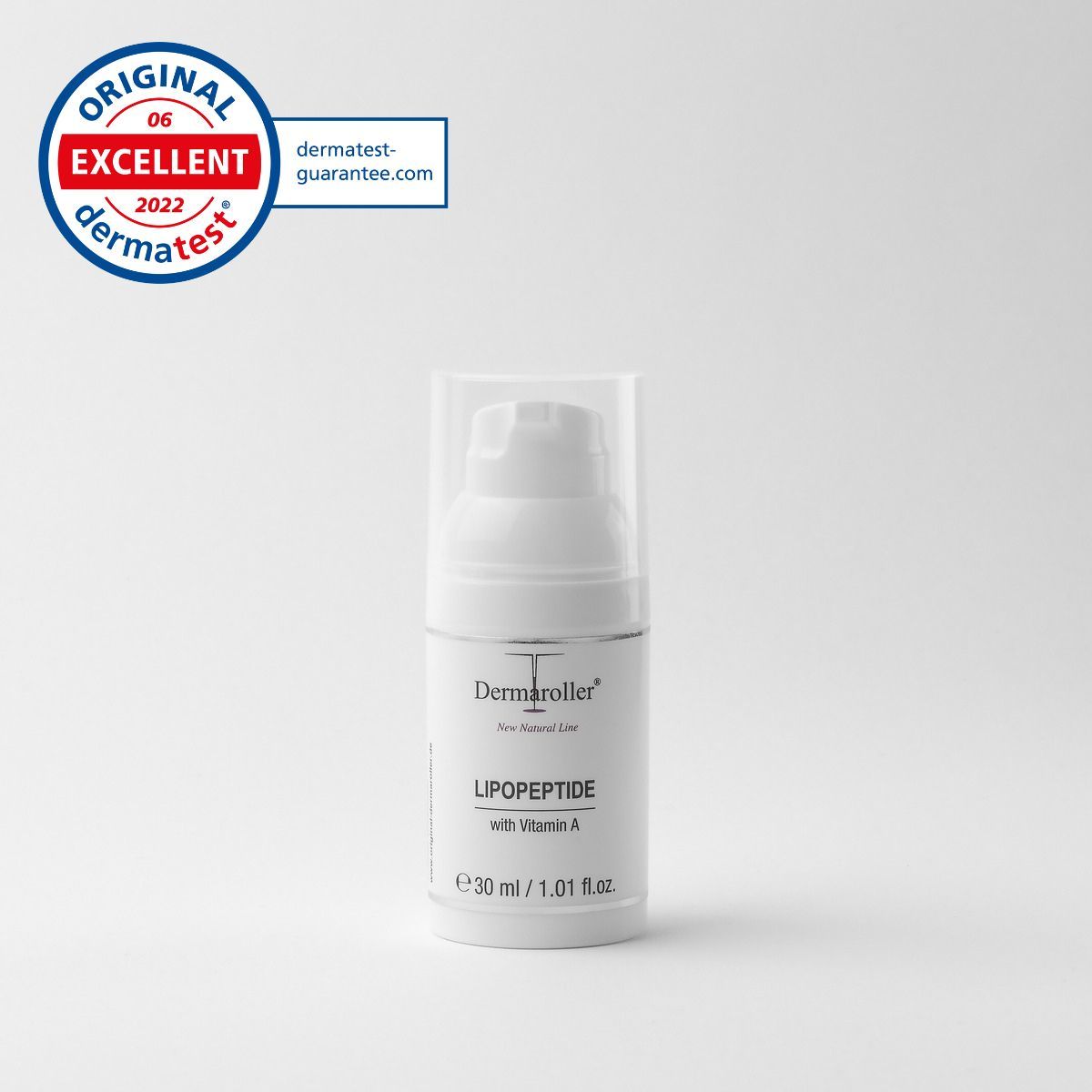 Weiße Flasche mit Pumpe. Aufschrift: Dermaroller Lipopeptide mit Vitamin A. Dermatest-Siegel.