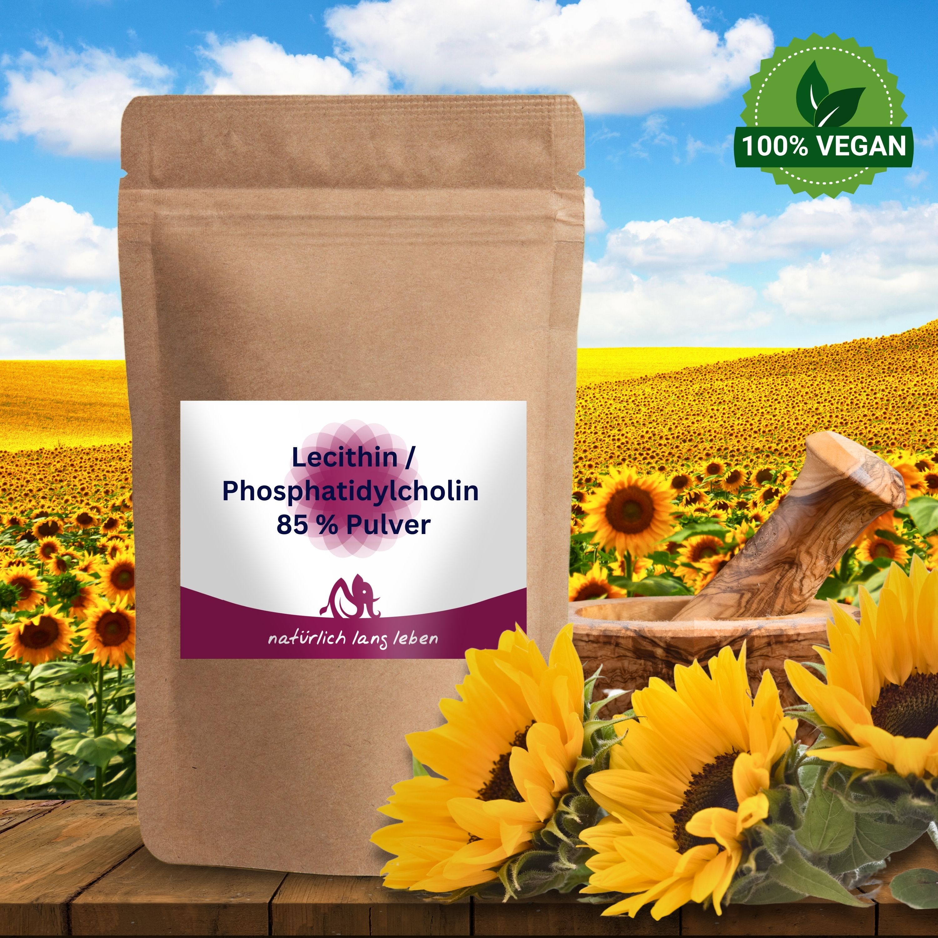 Braune Papierverpackung mit Etikett. Auf dem Etikett steht: Lecithin / Phosphatidylcholin 85 % Pulver. Marke: natürlich lang leben. Hintergrund: Sonnenblumenfeld.