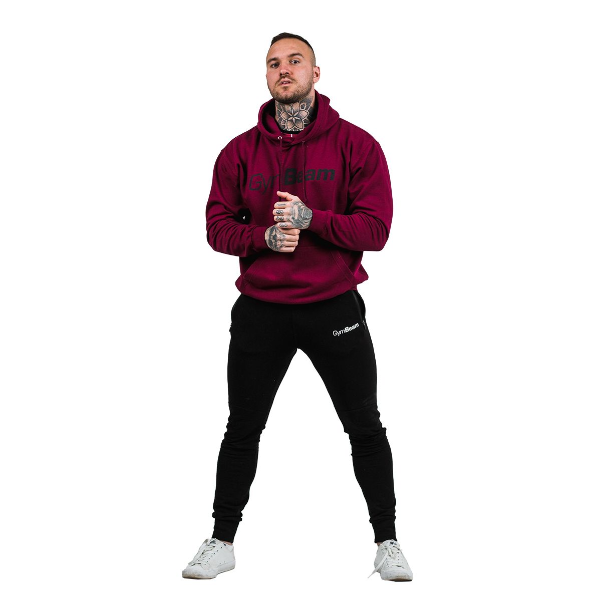 Burgunderroter Kapuzenpullover mit schwarzem Logo-Print auf der Brust und langen Ärmeln.