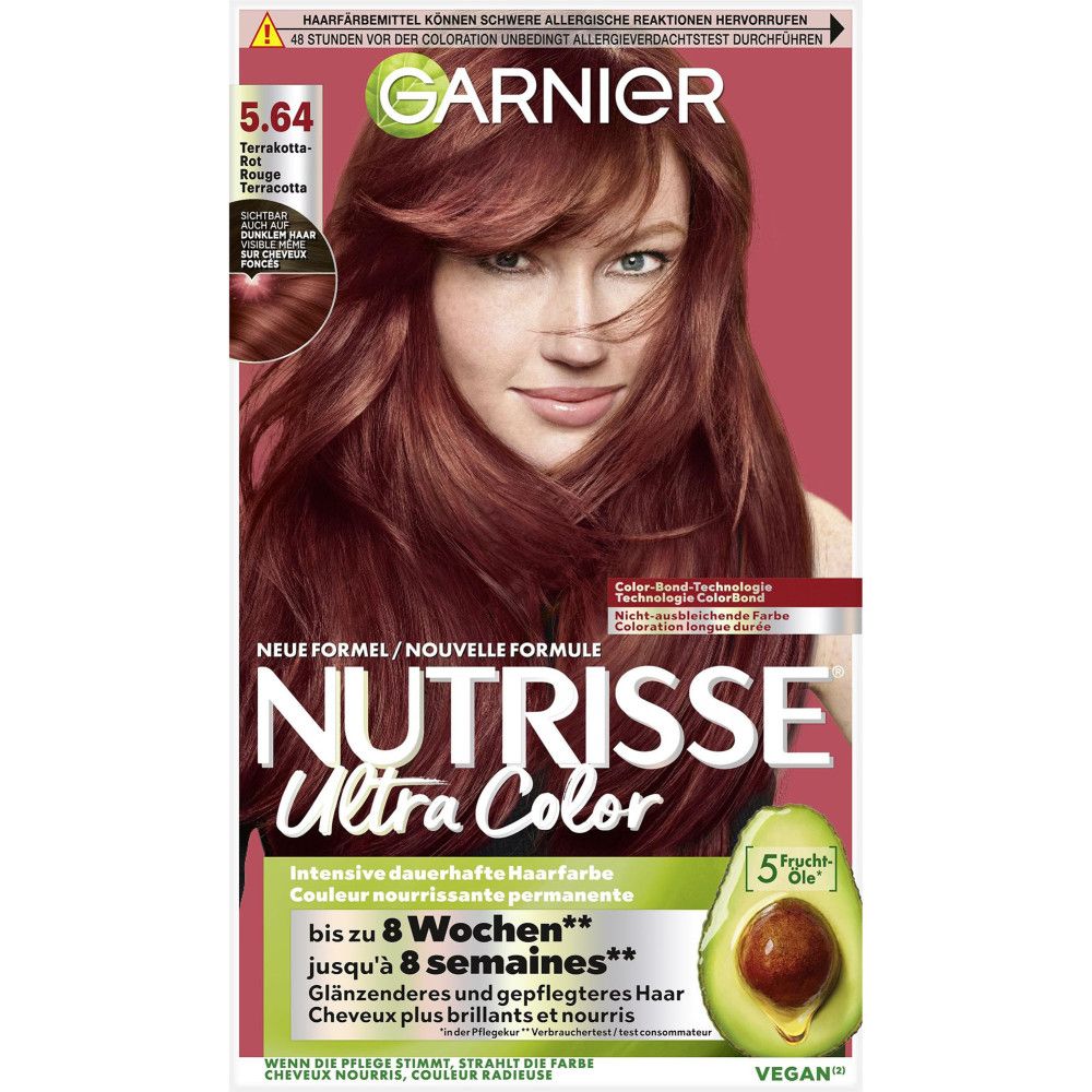 Garnier Nutrisse Ultra Color. Haarfarbe in Rot. Frau mit rotem Haar. Produktverpackung mit Avocado-Symbol und Vegan-Siegel.