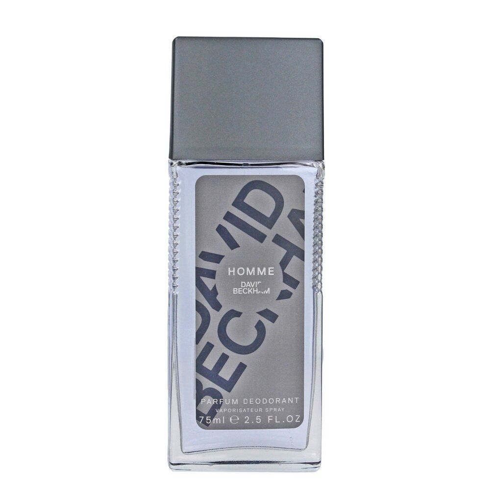 Deodorant-Spray von David Beckham Homme. Rechteckige Flasche mit grauem Deckel und Etikett. Text: HOMME, DAVID BECKHAM, Parfum Deodorant.