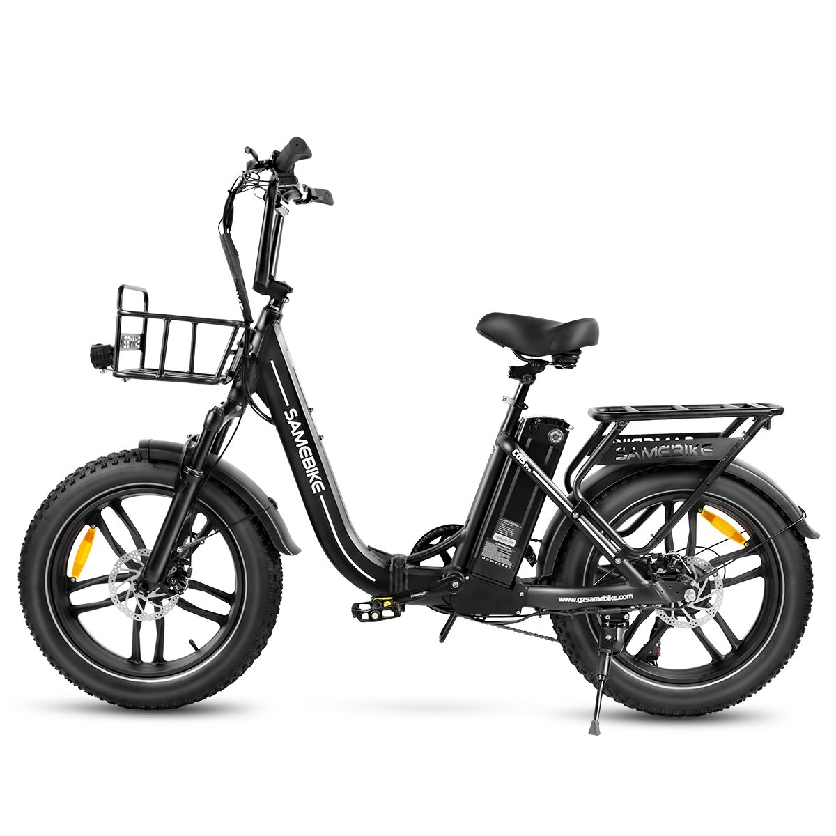 Schwarzes E-Bike SAMEBIKE C05 Pro mit Korb, Gepäckträger und breiten Reifen. Marke sichtbar.