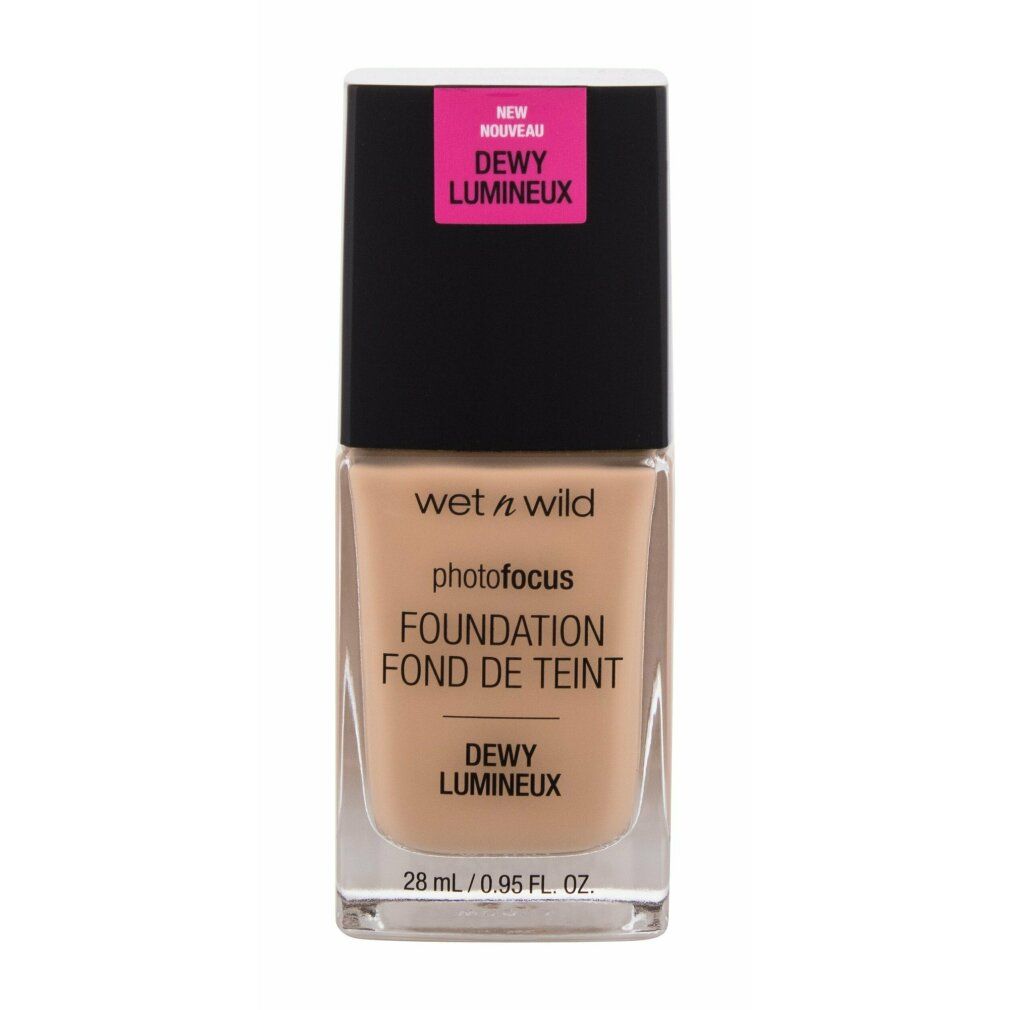 Flüssige Foundation in Glasflasche mit schwarzem Deckel. Aufschrift: Wet n Wild, Photo Focus, Foundation, Fond de Teint, Dewy, Lumineux. Mit pinkfarbenem Aufkleber: NEW.