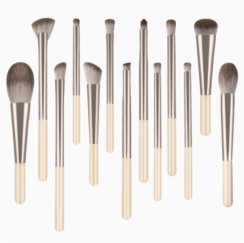 12 Make-up Pinsel mit cremefarbenen Griffen und silbernen Metallhülsen. Verschiedene Pinselköpfe.