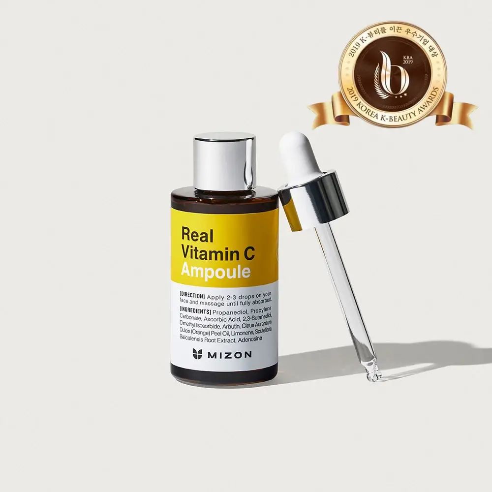 Braune Glasflasche mit gelbem Etikett. Aufschrift: Real Vitamin C Ampoule. Mit Pipette und Auszeichnung.