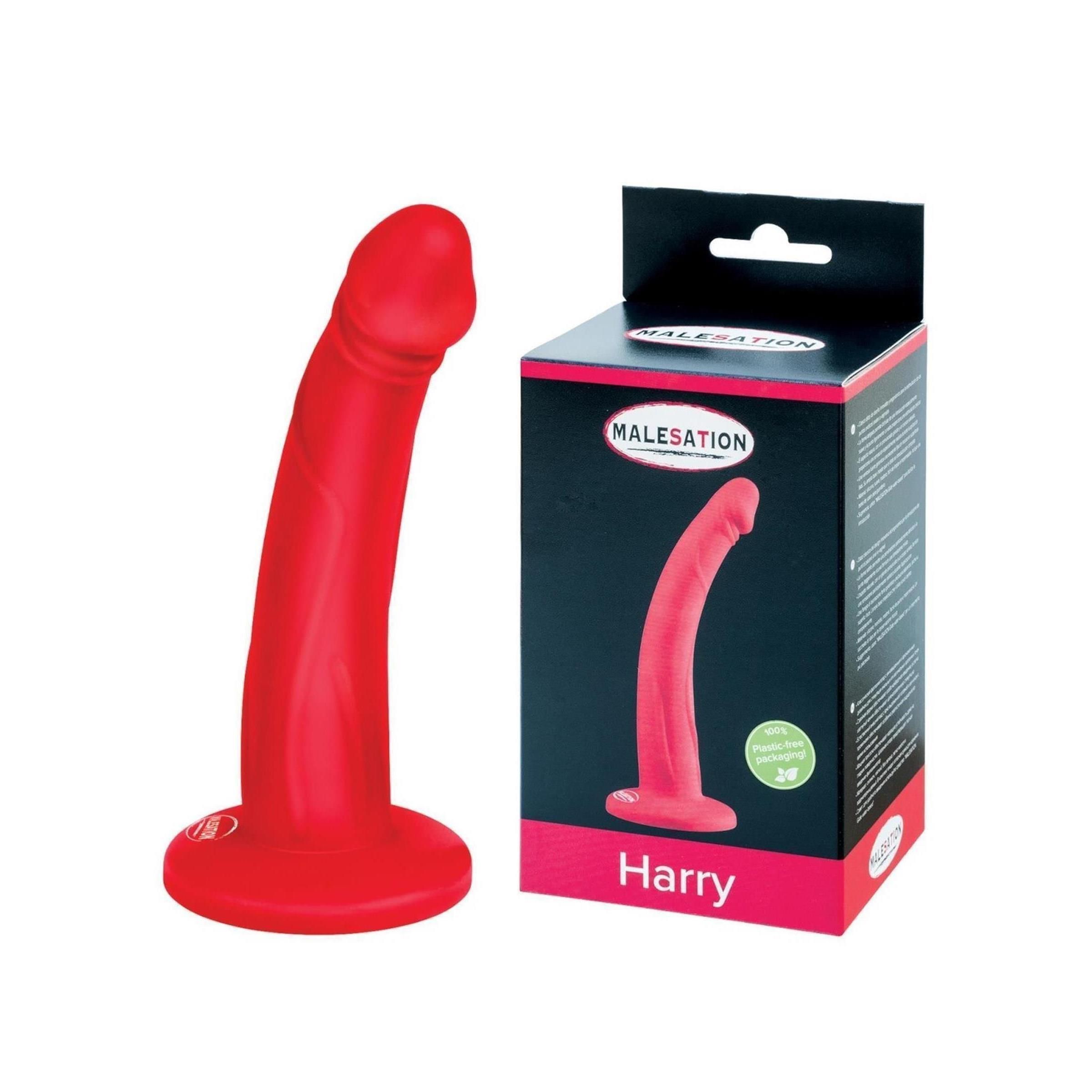 Roter Dildo neben Verpackung. Verpackung mit Logo MALESATION, Produktname Harry. Dildo mit leicht gebogener Form.