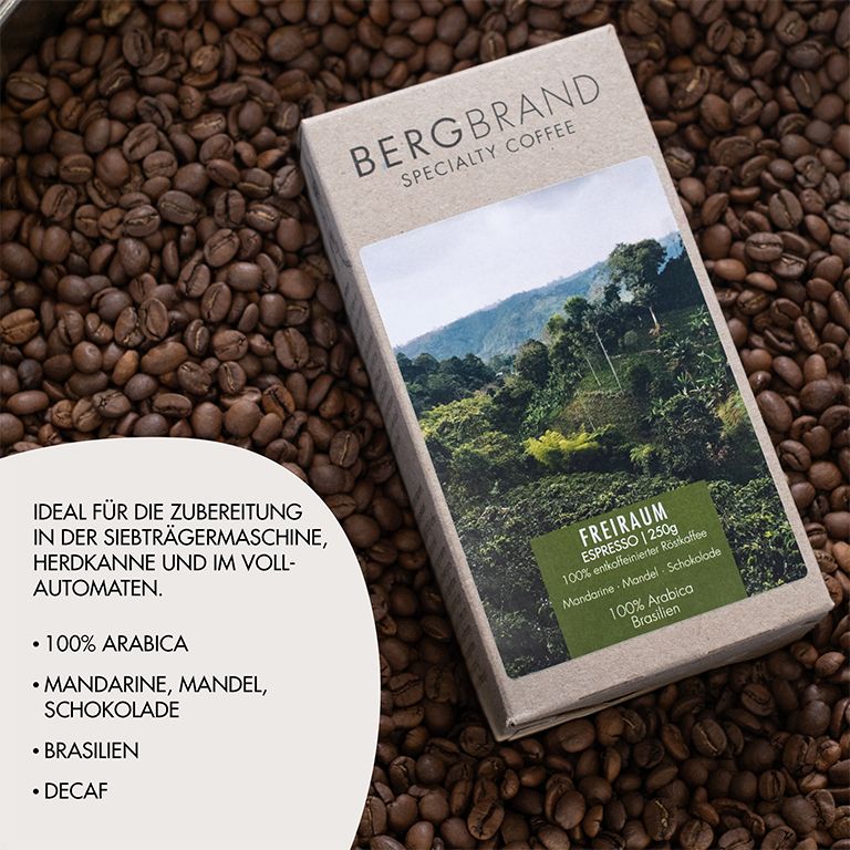 Kaffeepackung mit Text: BERGBRAND, Freiraum Espresso, 100% Arabica, Brasilien, Decaf. Auf Kaffeebohnen. Text: Ideal für...