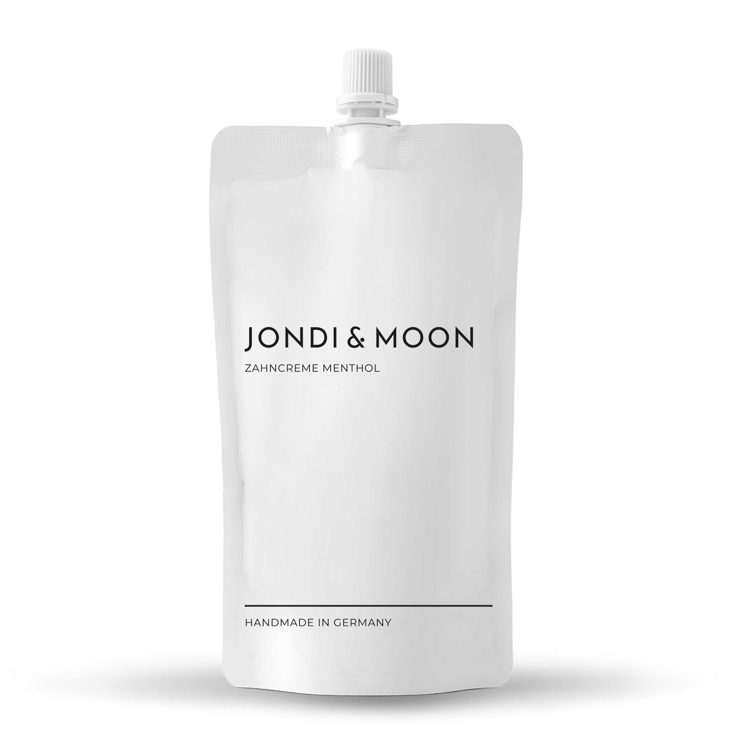 Weißer Nachfüllbeutel mit Schraubverschluss. Aufschrift: JONDI & MOON, Zahncreme Menthol, Handmade in Germany.