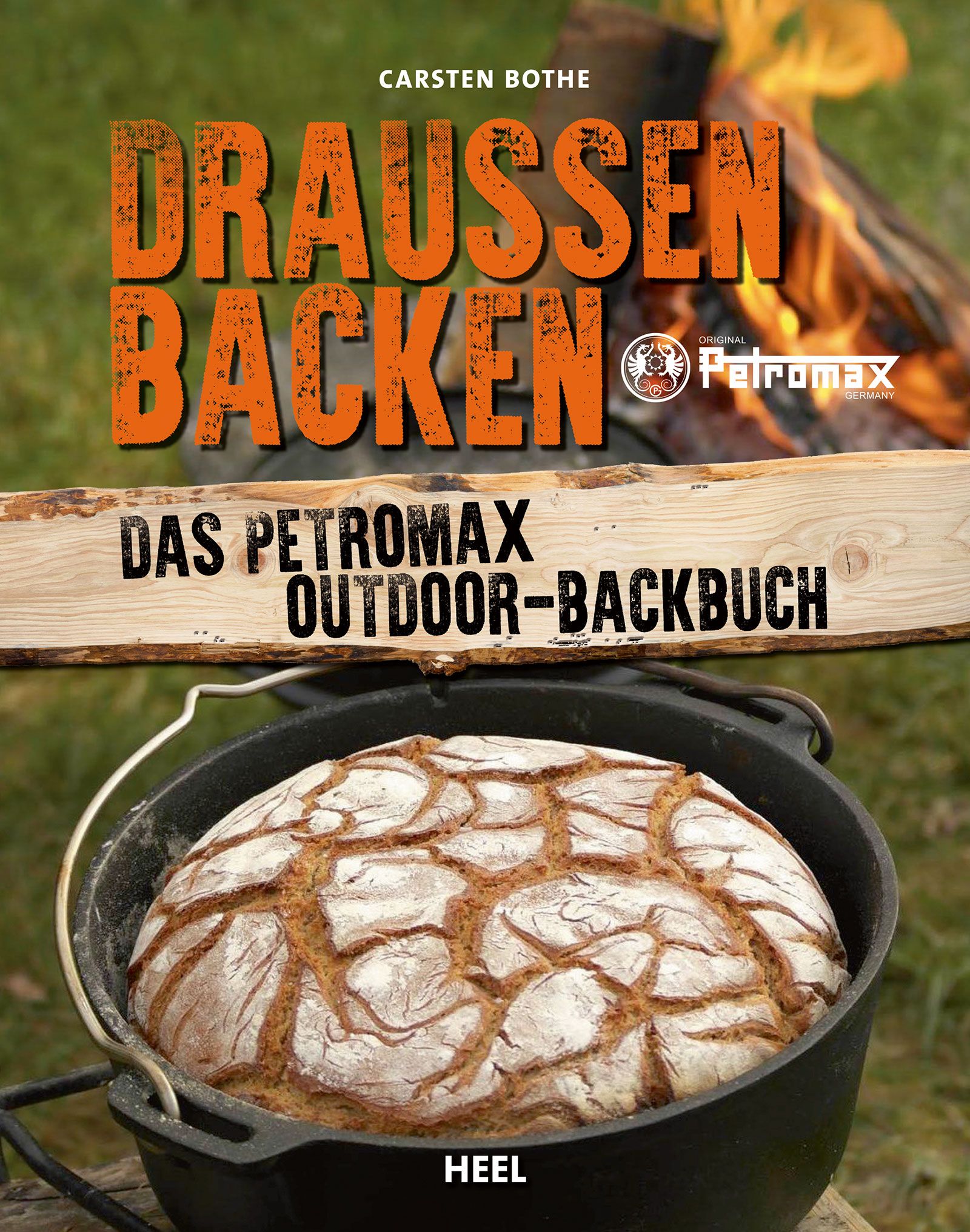 Buchcover: "Draussen Backen". Titel und Autor sichtbar. Brot im Topf, Feuer im Hintergrund. Marke Petromax.