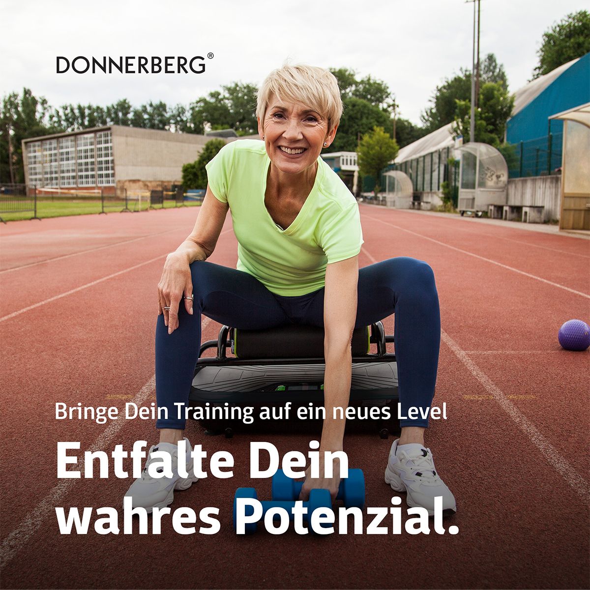 Ältere Frau auf Vibrationsplatte mit Sportsitz. Text: Bring Dein Training auf ein neues Level. Entfalte Dein wahres Potenzial.