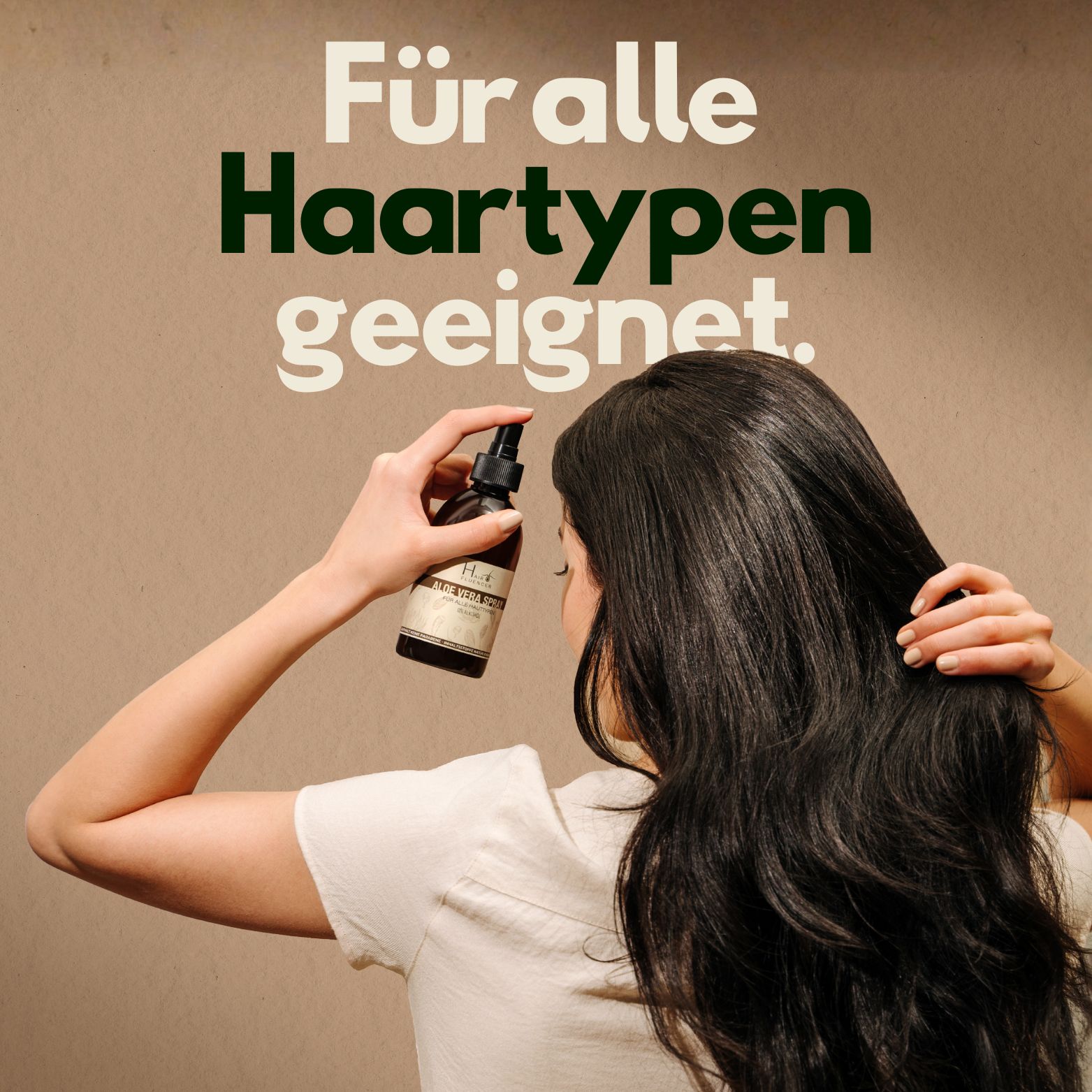 Frau sprüht Hairfluencer Aloe Vera Spray ins Haar. Text: "Für alle Haartypen geeignet."