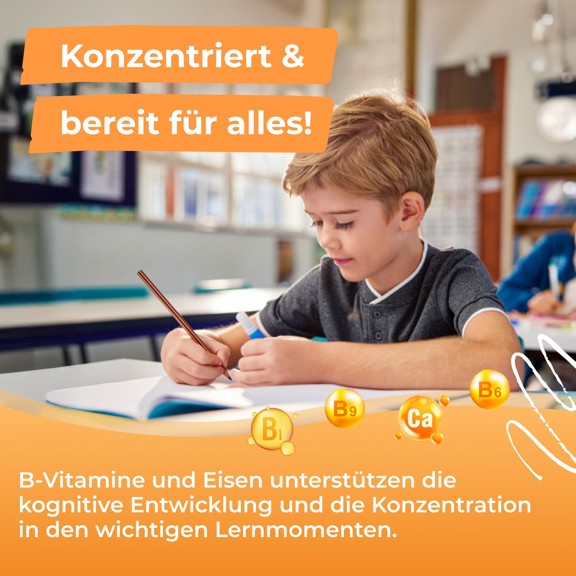 Ein Junge sitzt am Schreibtisch und schreibt. B-Vitamine und Eisen unterstützen die kognitive Entwicklung und Konzentration.