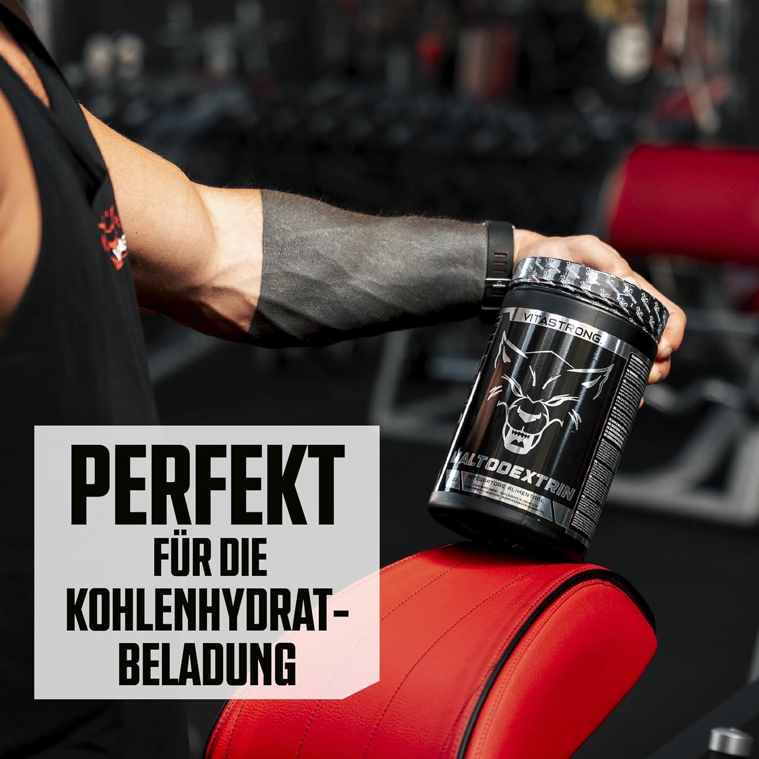 Person hält Dose Maltodextrin. Text: Perfekt für die Kohlenhydratbeladung.