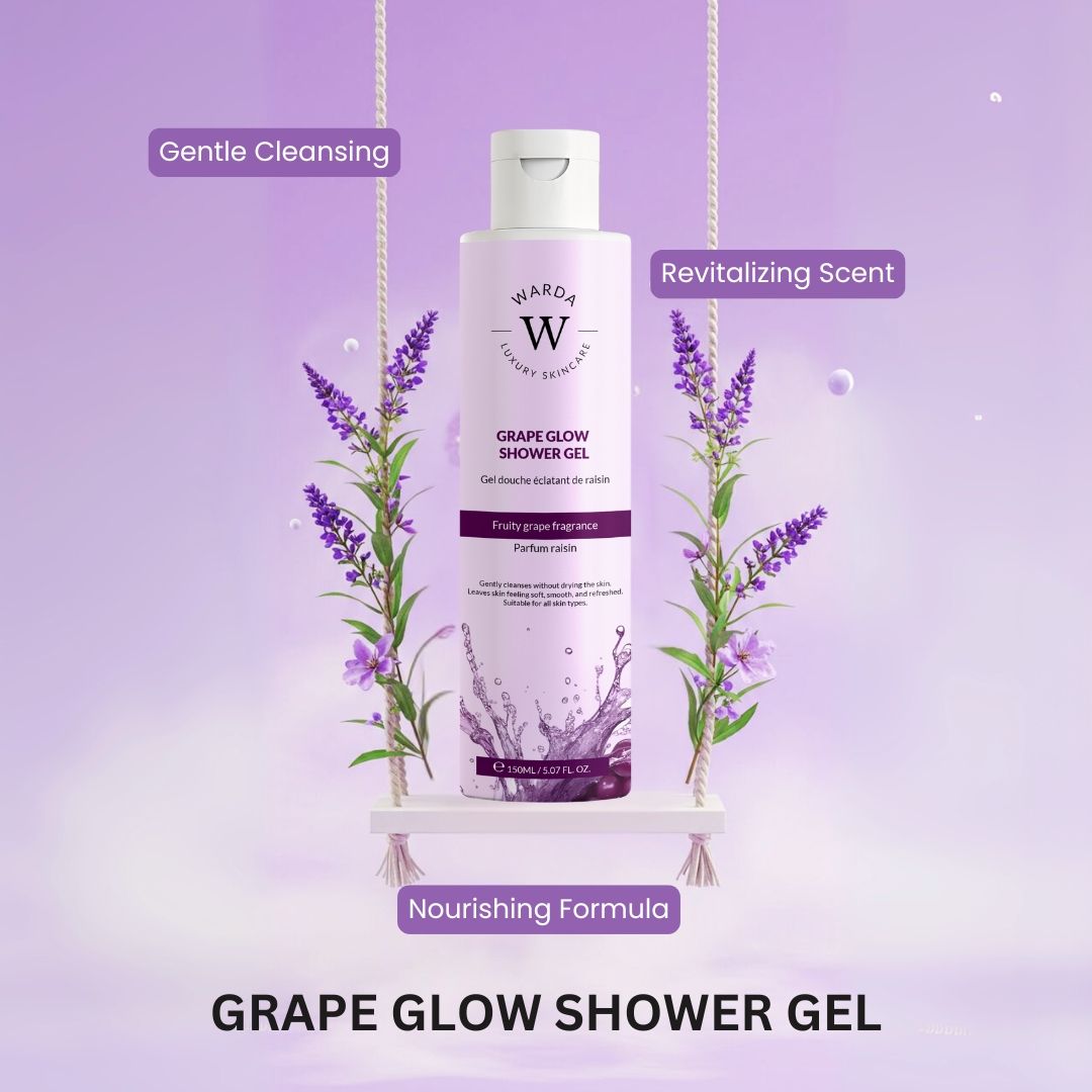 Flasche Warda Luxury Skincare Duschgel. Fliederfarbenes Etikett mit Produktnamen und Logo. Aufhängung mit Blumen.