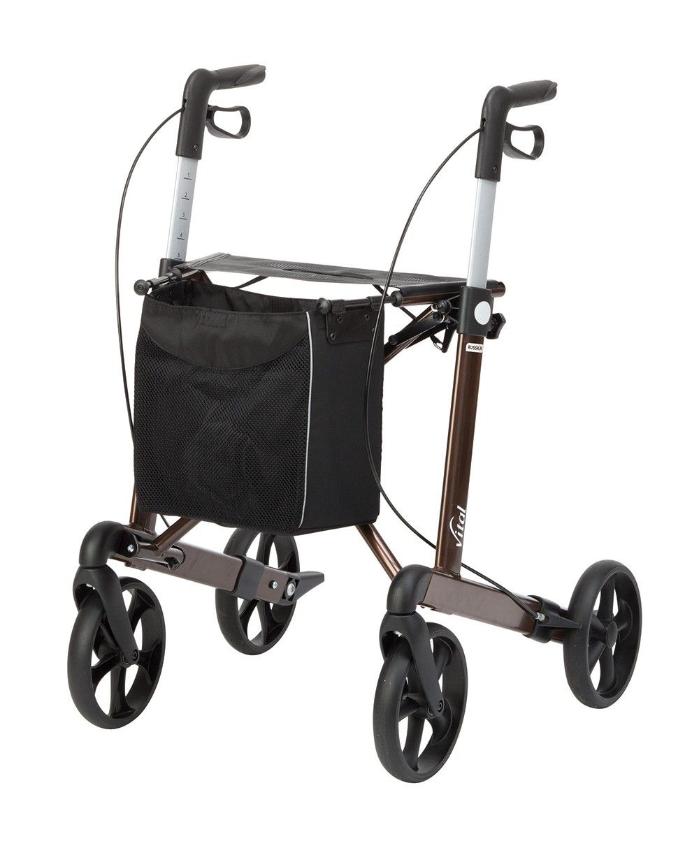 Rollator Vital 62 mokka. Braune Rahmen, schwarze Räder und Tasche. Vier Räder, Handgriffe und Sitzfläche. Vital Schriftzug.
