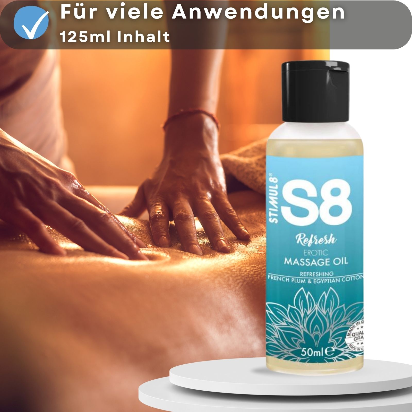 Massageöl-Flasche, schwarzer Deckel. Aufschrift: S8 Refresh Erotic Massage Oil. 50ml. Person wird massiert.