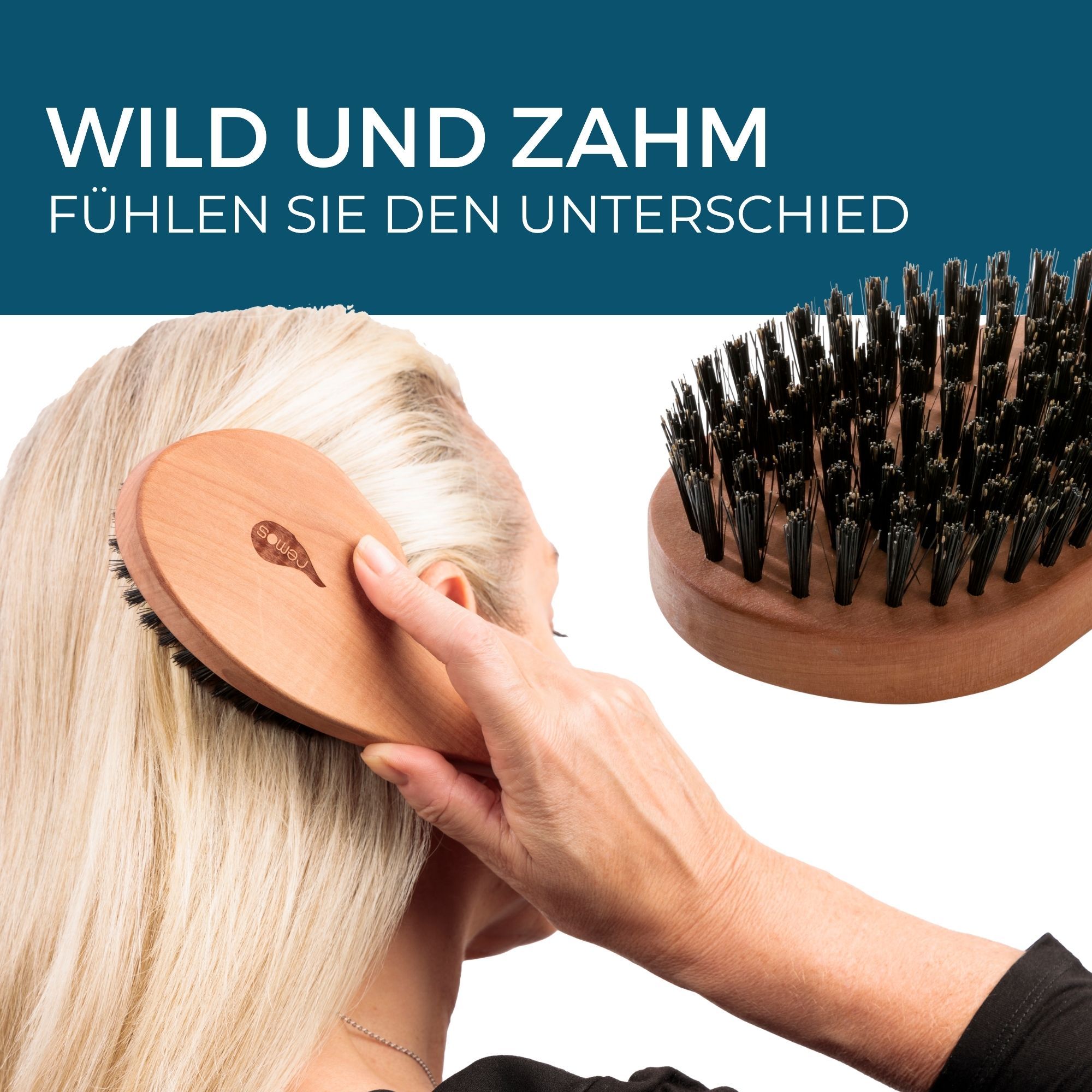 Hand streicht durch blondes Haar mit einer REMOS Haarbürste mit Wildschweinborsten.