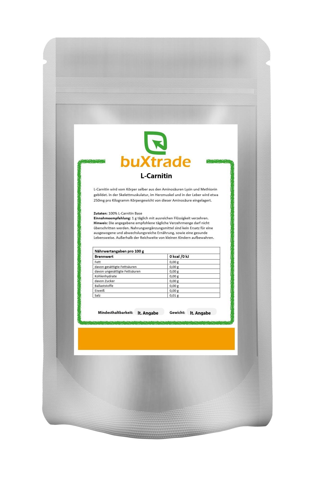 Beutel mit buXtrade L-Carnitin Pulver. Weißer Beutel mit Etikett. Grün umrandetes Etikett mit Produktinformationen und Nährwerttabelle.