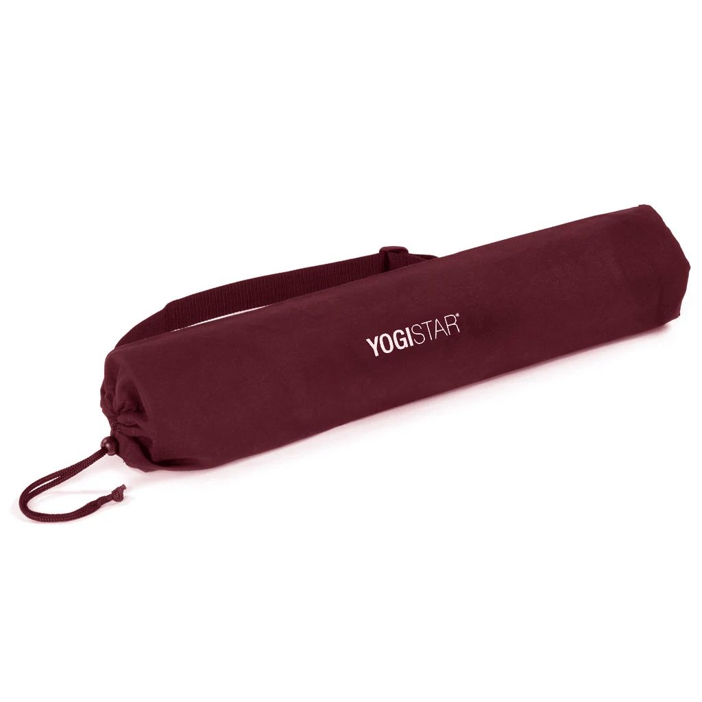 Bordeauxfarbene Yogatasche mit Schultergurt. Aufschrift: YOGISTAR. Ziehtasche mit Kordelverschluss.