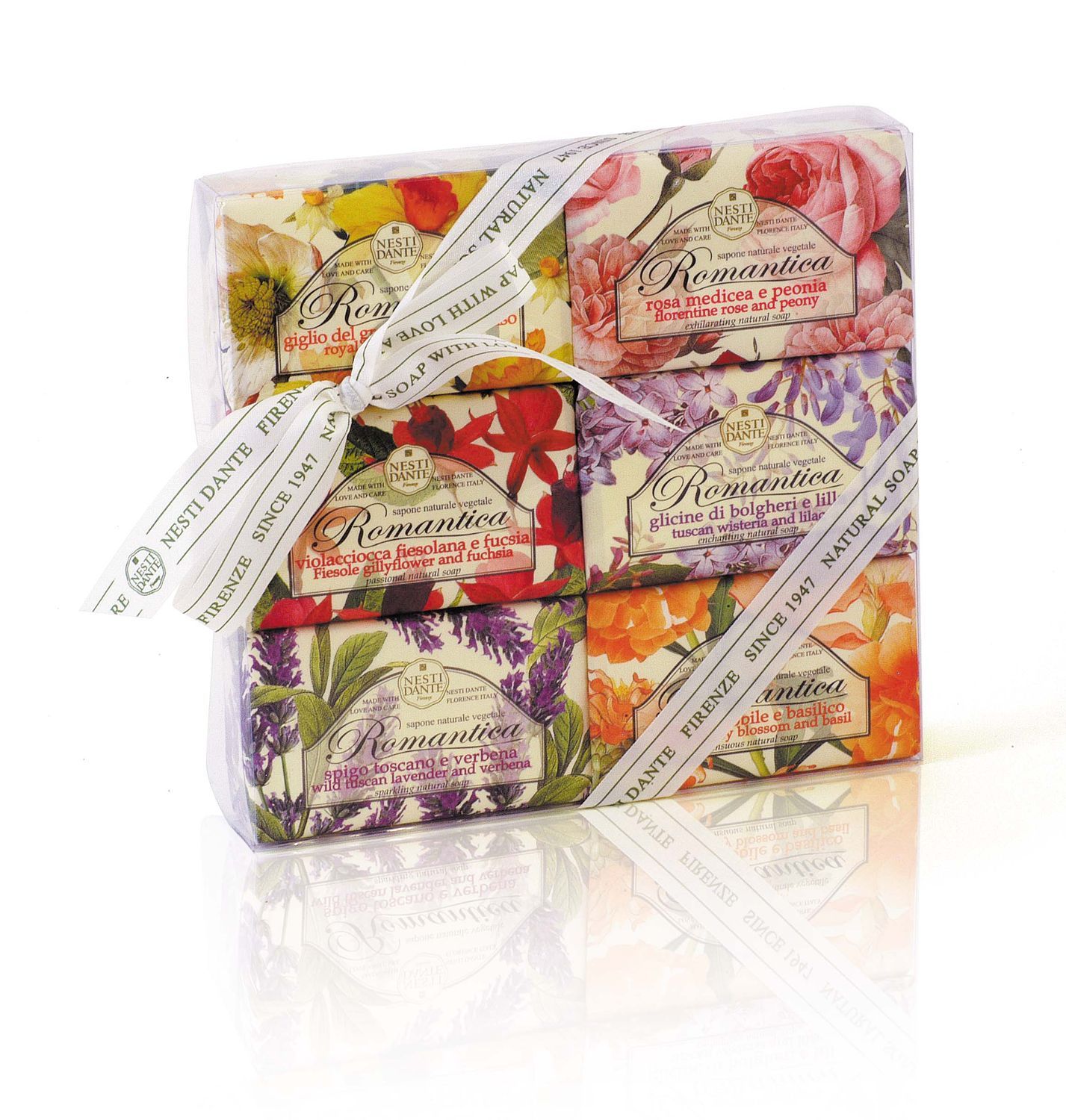 Sechs Seifenstücke in Geschenkverpackung. Mit floralen Motiven und Bändern verpackt. Aufschrift: Romantica, Nesti Dante.