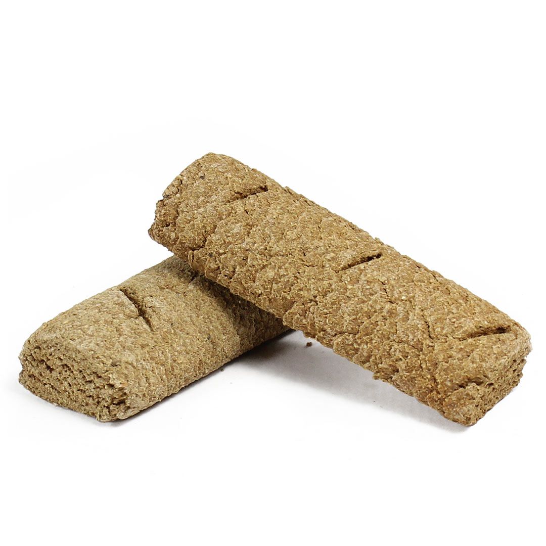 Zwei längliche, braune Hundekuchen. Auf der Oberseite sind drei kurze, diagonale Einschnitte zu sehen.