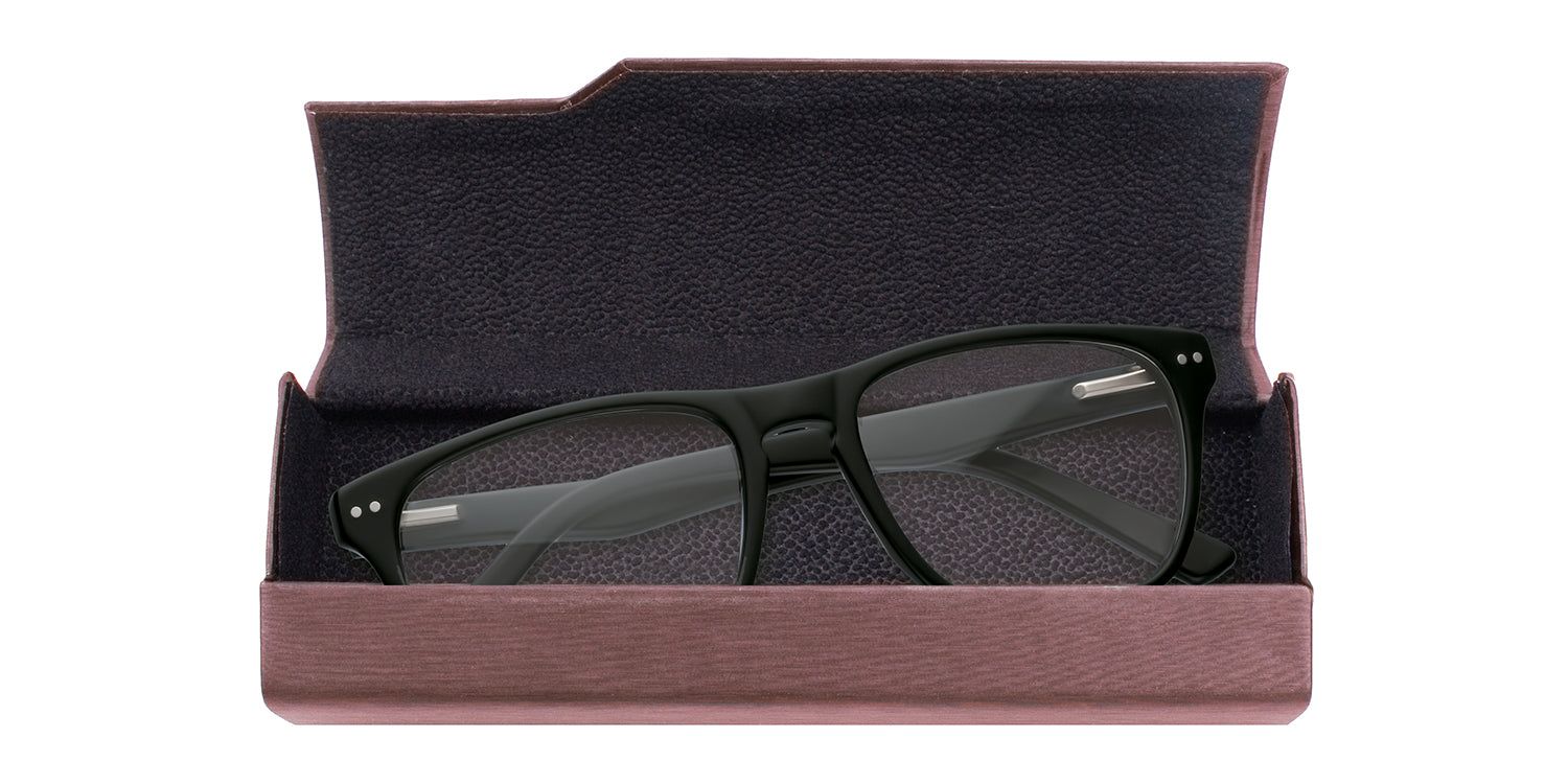 Geöffnete Hartschalenetui mit Brille. Schwarze Brille mit rechteckigen Gläsern. Innenfutter in dunkler Farbe.