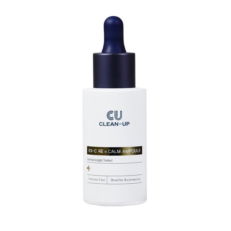 Weiße Flasche mit blauem Deckel und Pipette. Aufschrift: CU CLEAN-UP, EX-C RE N CALM AMPOULE. Dermatologisch getestet.