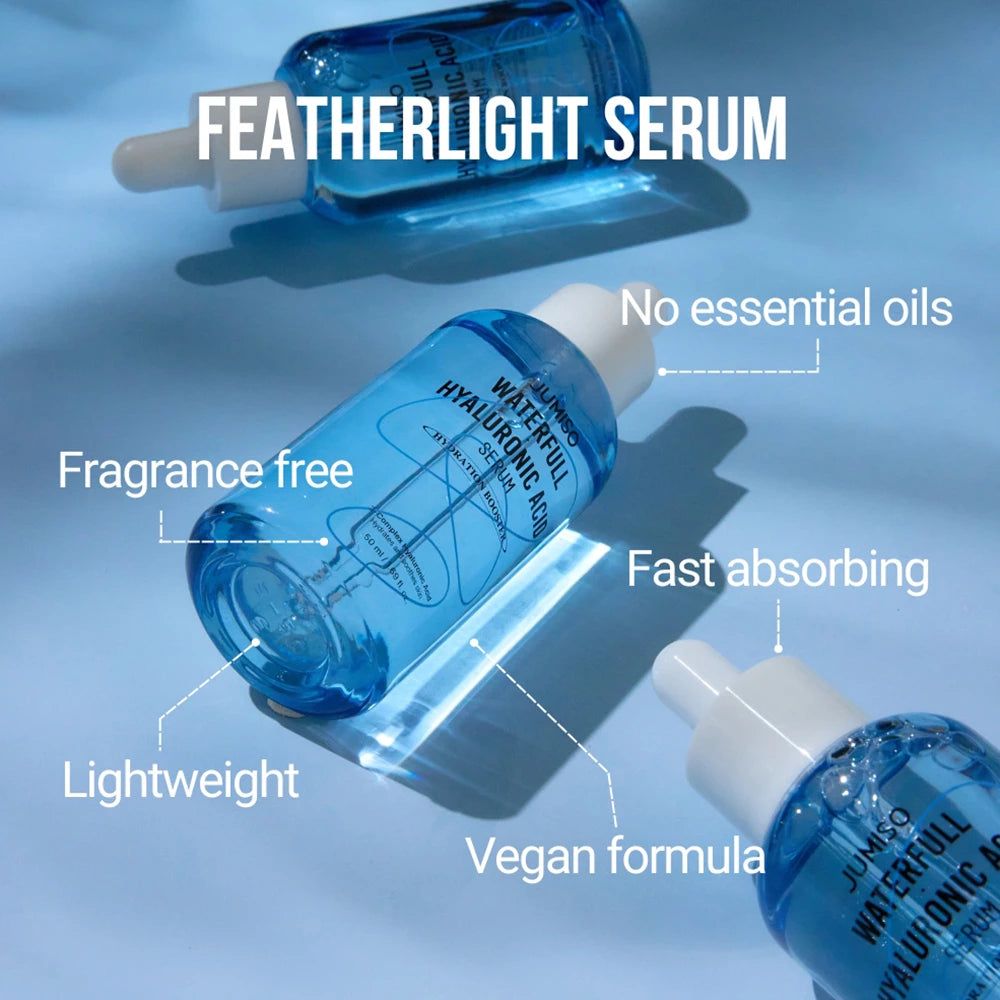 Drei Flaschen JUMISO Waterfull Hyaluronic Acid Serum mit Text-Overlays zu Eigenschaften.