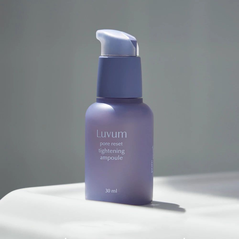 Violette Flasche mit Pumpe. Aufschrift: "Luvum pore reset tightening ampoule". Unten steht "30 ml".